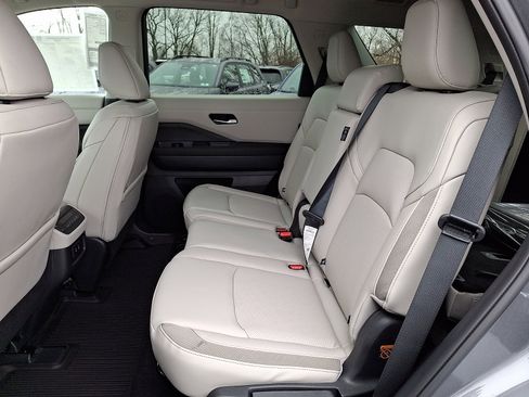 New 2026 Nissan Pathfinder SL image 6