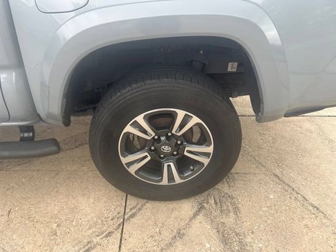 Used 2019 Toyota Tacoma TRD Sport w/ Technology Package RWD image 7