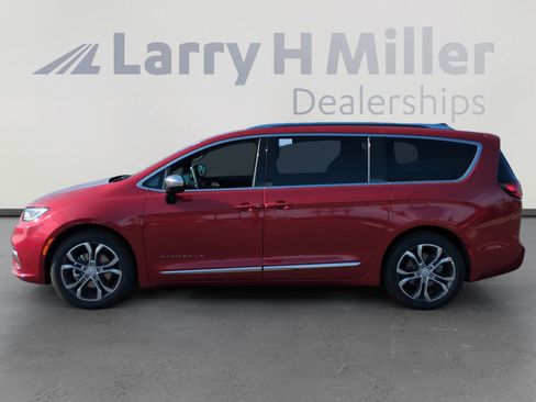 New 2026 Chrysler Pacifica Pinnacle image 2