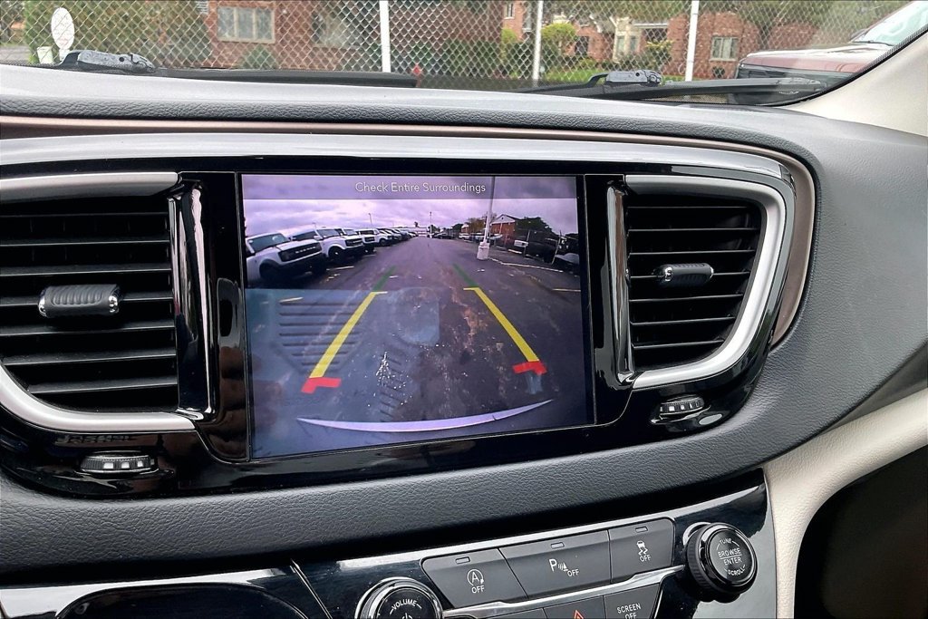Used 2019 Chrysler Pacifica Touring Plus w/ Cold Weather Group FWD image 20