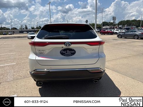 Used 2023 Toyota Venza XLE AWD/4WD image 9