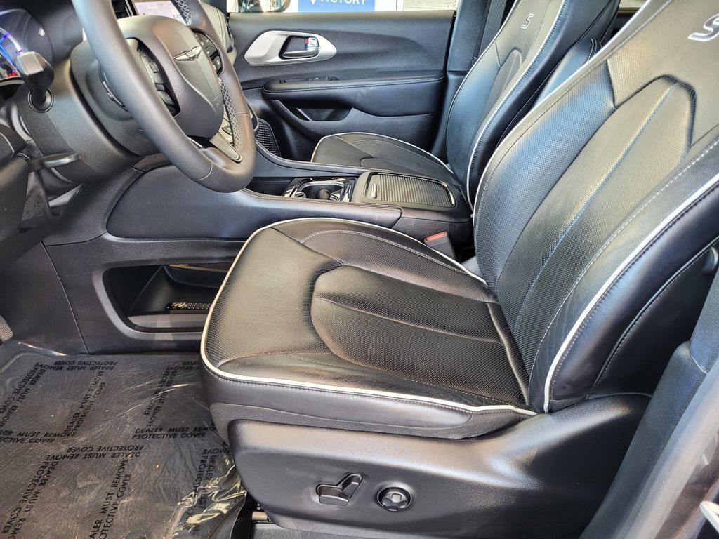 Used 2023 Chrysler Pacifica Limited w/ Uconnect Theater Family Group FWD image 12