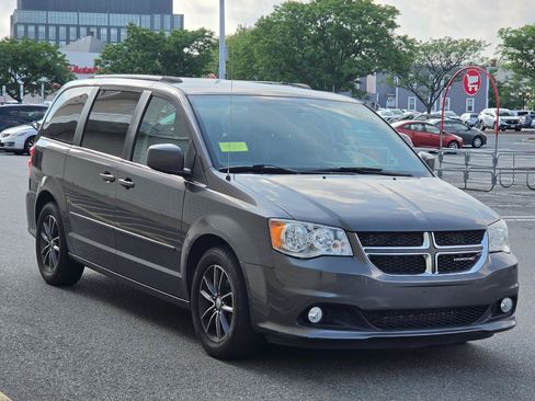 Used 2017 Dodge Grand Caravan SXT FWD image 3
