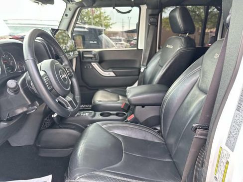 Used 2017 Jeep Wrangler Unlimited Sahara w/ Dual Top Group AWD/4WD image 9