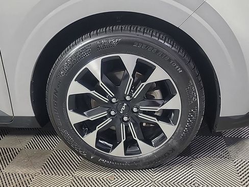 Used 2024 Kia Carnival EX image 3