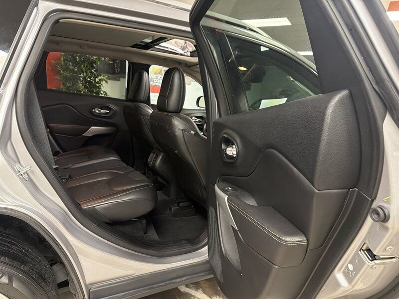 Used 2018 Jeep Cherokee Latitude Plus w/ Comfort/Convenience Group FWD image 42