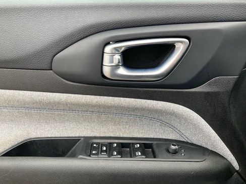 Used 2024 Jeep Compass Latitude image 10