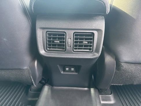 Used 2022 Toyota Venza XLE image 32