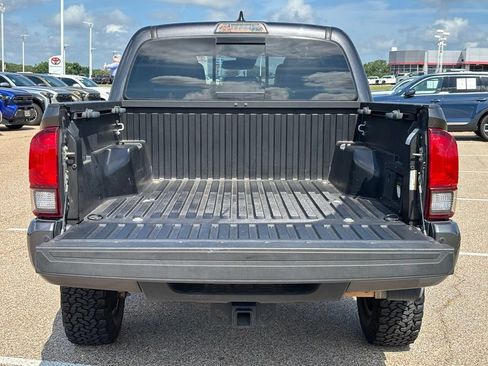 Used 2019 Toyota Tacoma TRD Off-Road AWD/4WD image 7