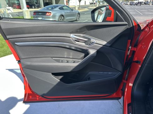 Used 2022 Audi e-tron Premium w/ Convenience Plus Package image 14