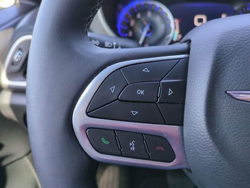 Used 2025 Chrysler Pacifica Select image 28