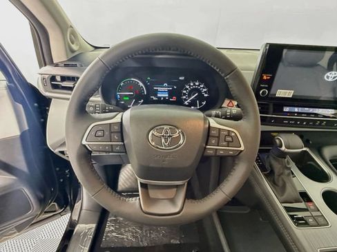 New 2026 Toyota Sienna XLE AWD/4WD image 11