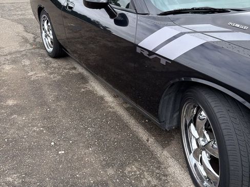Used 2010 Dodge Challenger R/T RWD image 4