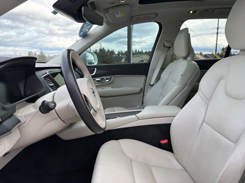Used 2020 Volvo XC90 T5 Momentum w/ Protection Package Premier image 18