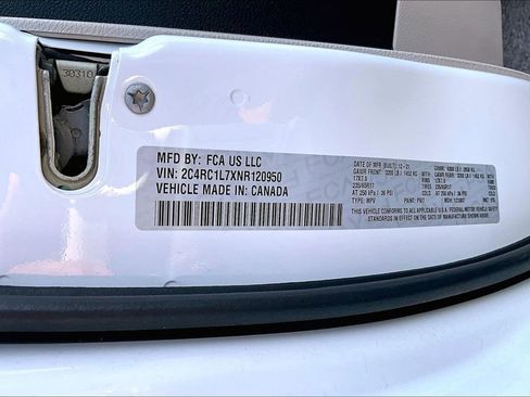 Used 2022 Chrysler Pacifica Touring-L w/ Uconnect Theater Family Group FWD image 3