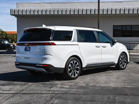 Used 2023 Kia Carnival EX image 8