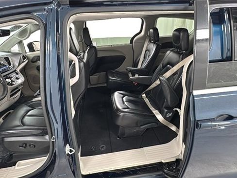 Used 2023 Chrysler Pacifica Touring-L image 16