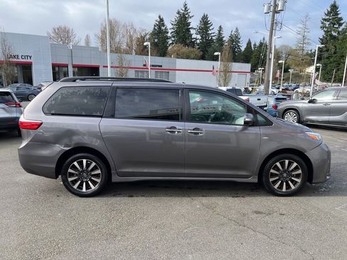 Used 2019 Toyota Sienna Limited Premium image 3
