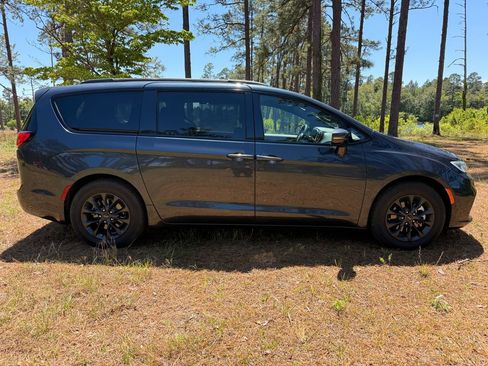 Used 2021 Chrysler Pacifica Touring w/ S Appearance Package FWD image 6