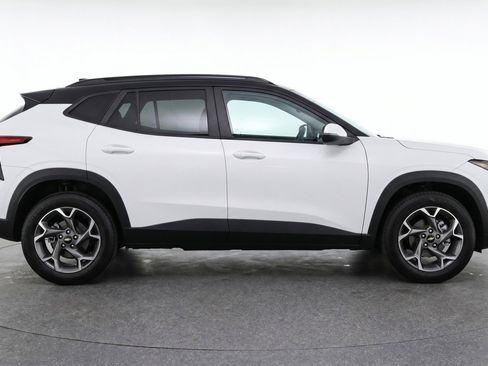 Used 2025 Chevrolet Trax LT w/ LT Convenience Package FWD image 11