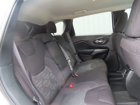 Used 2022 Jeep Cherokee Latitude w/ Comfort Safety Group AWD/4WD image 30