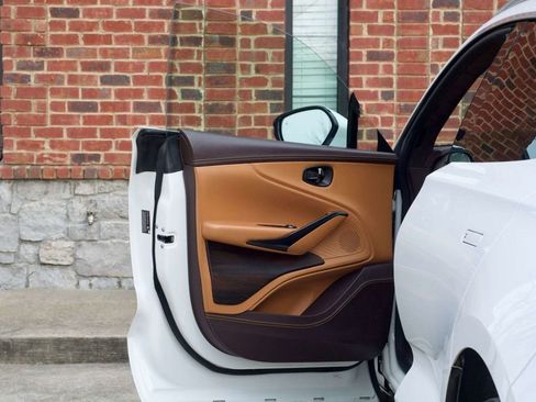 Used 2022 Aston Martin DBX image 19