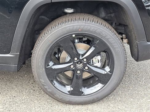 New 2025 Jeep Grand Cherokee Altitude image 5