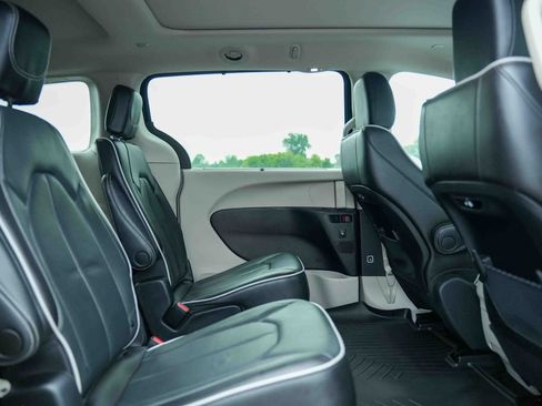 Used 2023 Chrysler Pacifica Limited AWD/4WD image 19