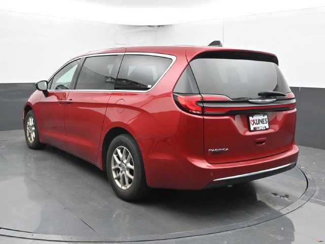 Used 2025 Chrysler Pacifica Select FWD image 11