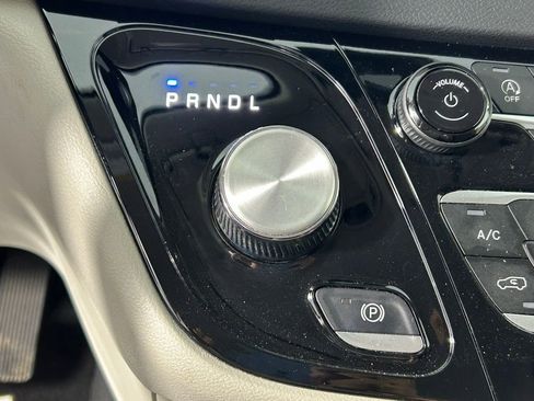 Used 2023 Chrysler Pacifica Touring-L FWD image 24