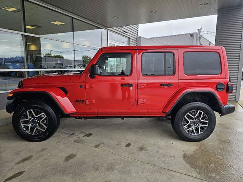 Used 2025 Jeep Wrangler Unlimited Sahara AWD/4WD image 2