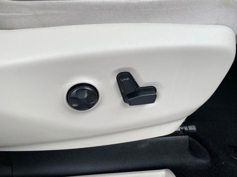 Used 2018 Chrysler Pacifica Limited FWD image 65