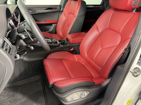 Certified 2026 Porsche Macan AWD/4WD image 5