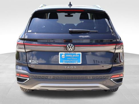 Used 2025 Volkswagen Taos SE AWD/4WD image 4