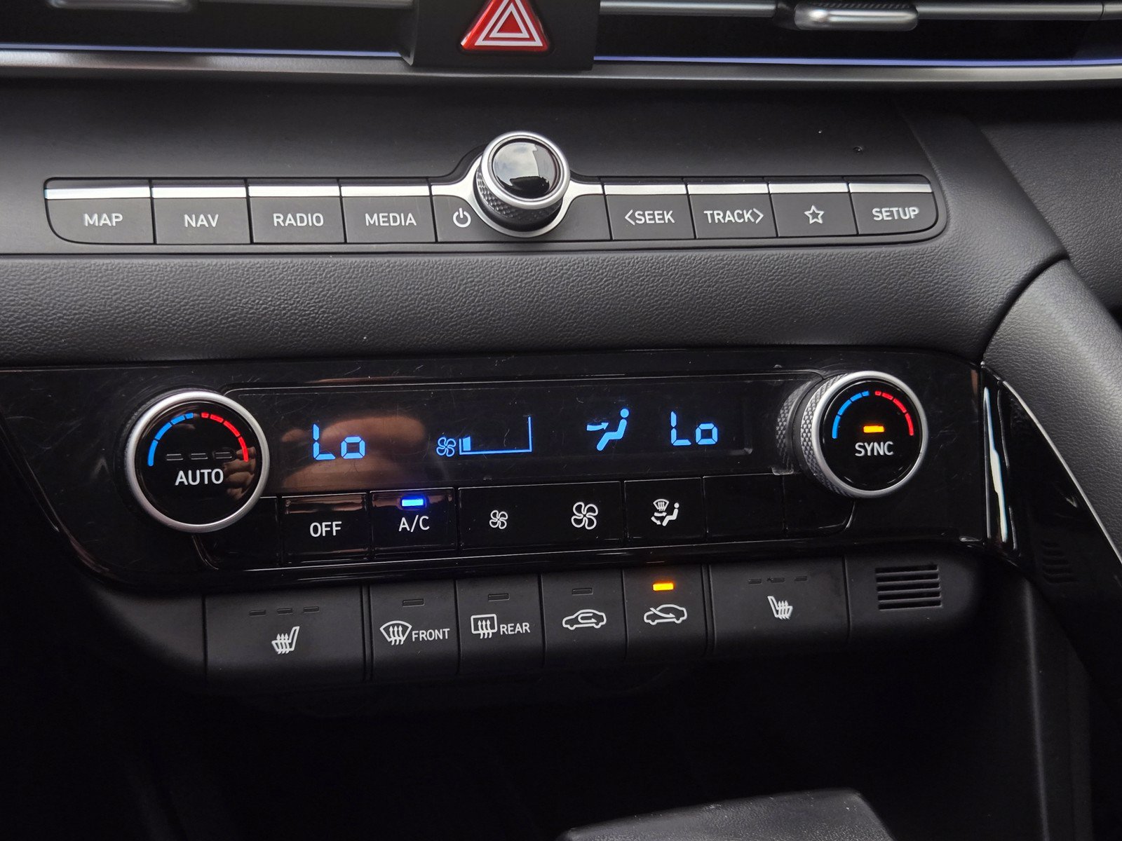 Used 2024 Hyundai Elantra Limited FWD image 18