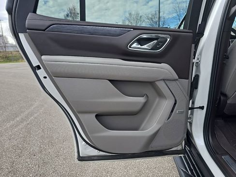 Used 2023 GMC Yukon SLT w/ SLT Luxury Package image 34