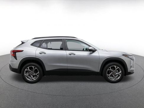 Used 2025 Chevrolet Trax LT FWD image 10