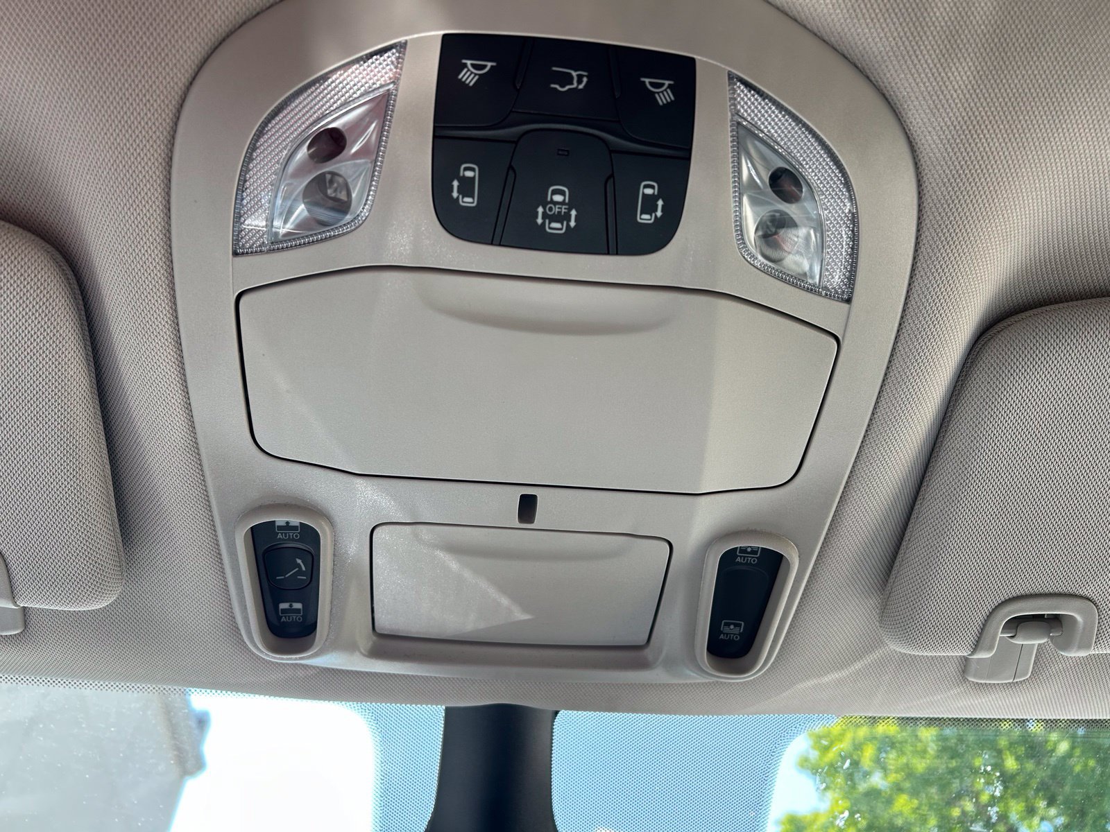 Used 2023 Chrysler Pacifica Limited w/ Uconnect Theater Family Group FWD image 21