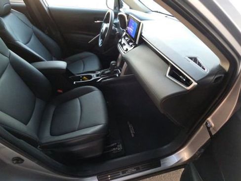 Used 2025 Toyota Corolla Cross XLE w/ Convenience Package image 30