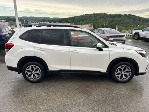 Used 2019 Subaru Forester Premium AWD/4WD image 3