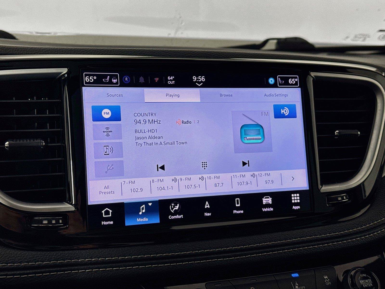 Used 2025 Chrysler Pacifica Limited FWD image 24