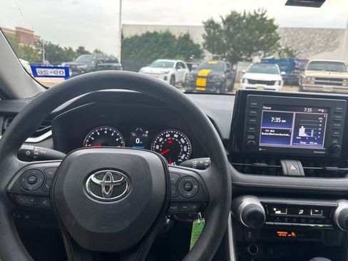 Used 2020 Toyota RAV4 LE FWD image 10