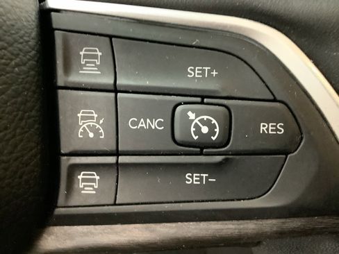 Used 2023 Jeep Grand Cherokee L Limited image 17