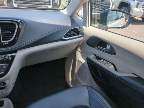 Used 2024 Chrysler Pacifica Limited FWD image 16
