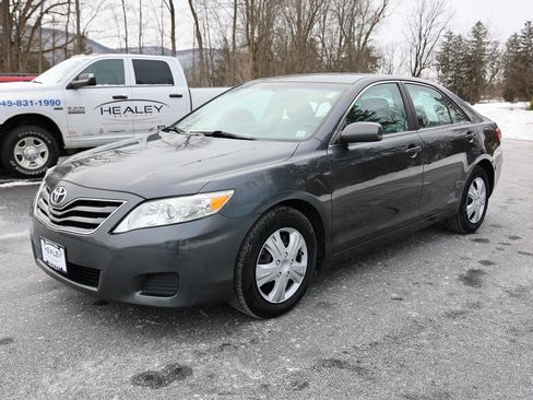 Used 2010 Toyota Camry LE image 3