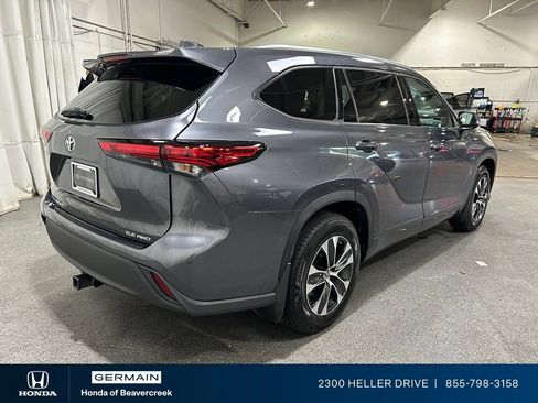Used 2020 Toyota Highlander XLE AWD/4WD image 8