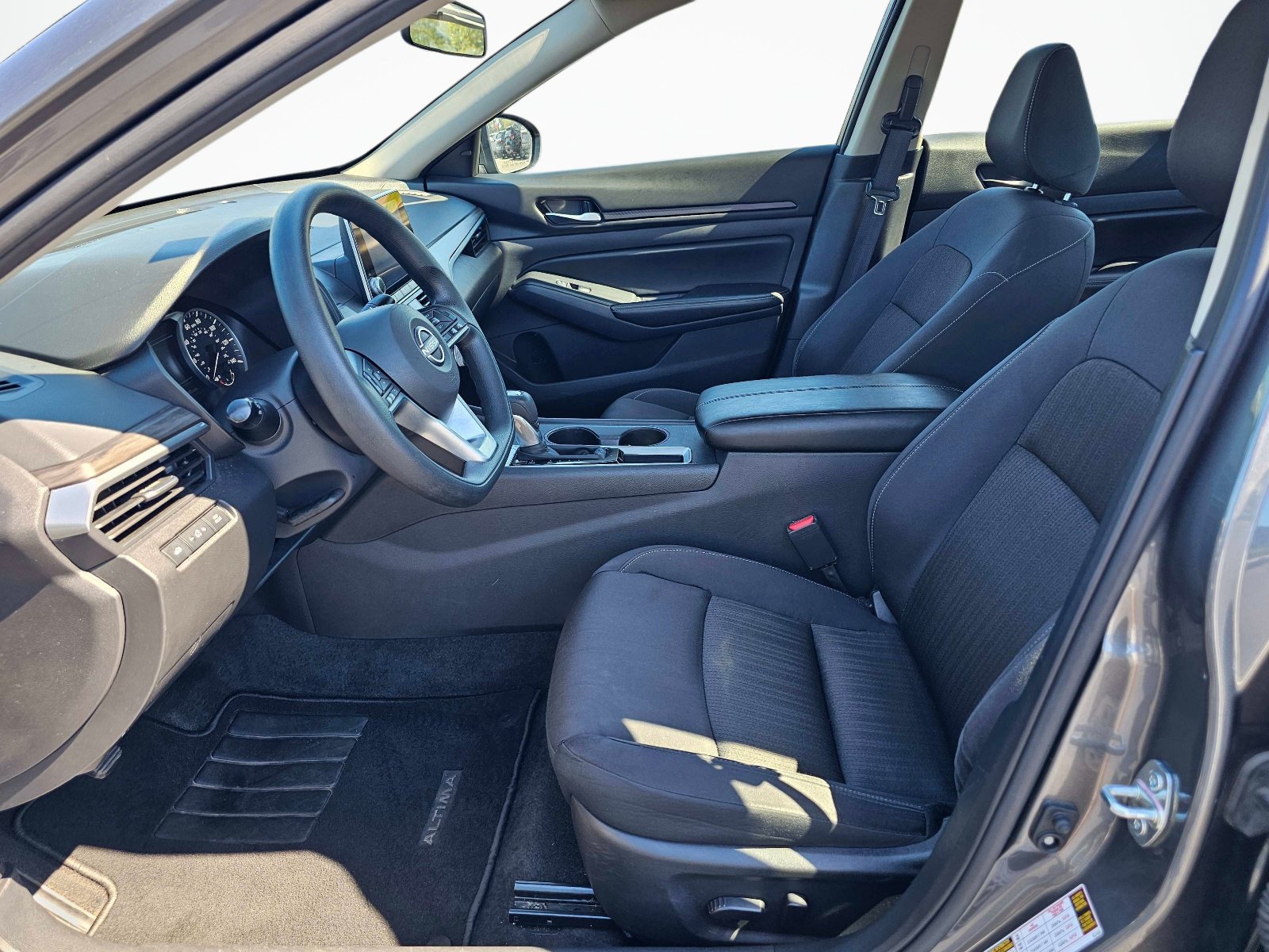 Used 2025 Nissan Altima 2.5 SV FWD image 15