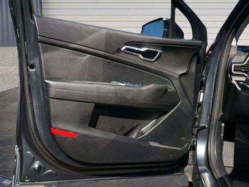 Used 2025 Kia Sportage LX image 12