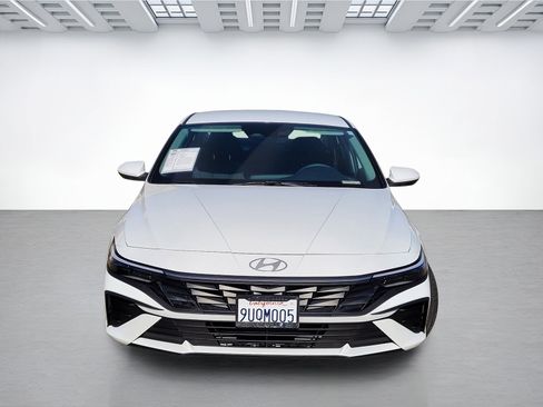 Certified 2025 Hyundai Elantra SE image 2