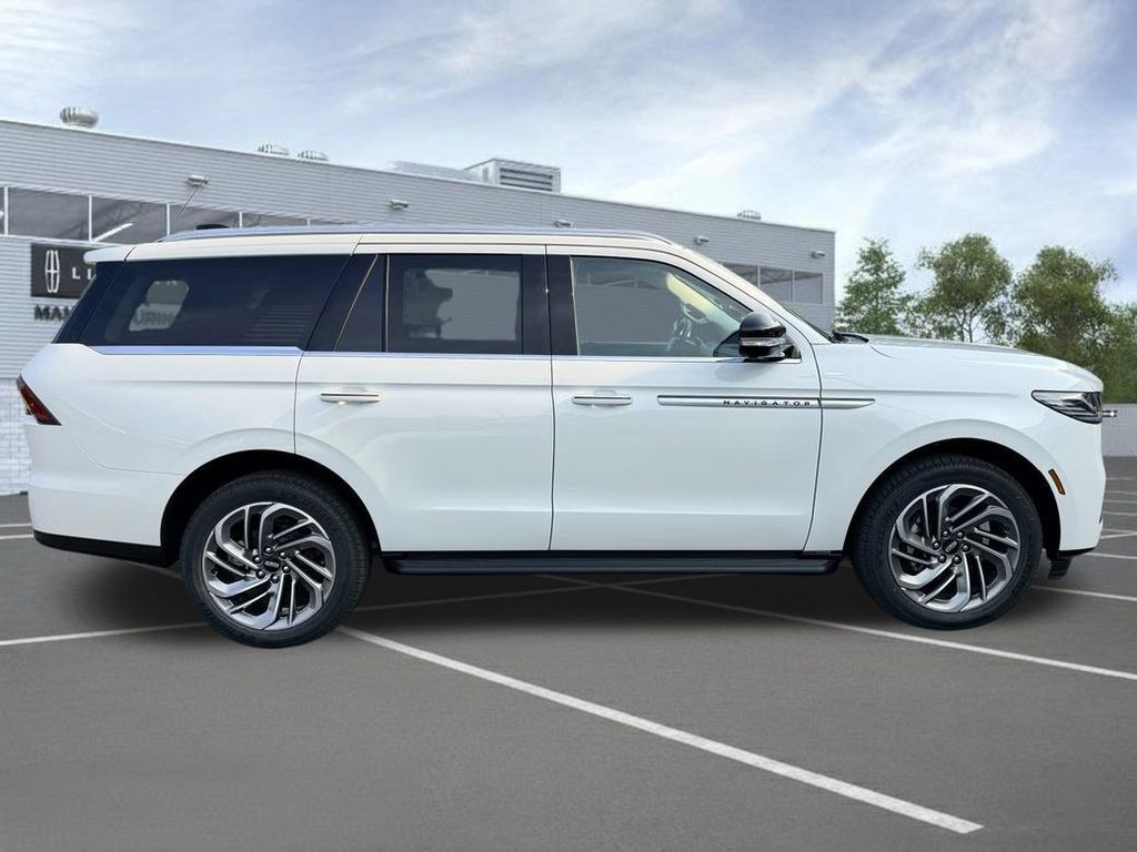 New 2027 Lincoln Navigator Premiere AWD/4WD image 3